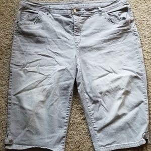 Gloria Vanderbilt slimming denim capri 18w